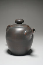 Load image into Gallery viewer, 135ml Julunzhu Nixing Teapot by Wu Sheng Sheng 吴盛胜坭兴巨轮珠壶

