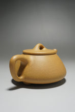 Load image into Gallery viewer, Huangjin Duan Pinggai Shipiao Yixing Teapot 黄金段平盖石瓢 135ml
