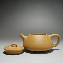 Load image into Gallery viewer, Huangjin Duan Pinggai Shipiao Yixing Teapot 黄金段平盖石瓢 135ml
