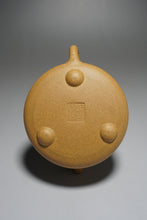 Load image into Gallery viewer, Huangjin Duan Pinggai Shipiao Yixing Teapot 黄金段平盖石瓢 135ml
