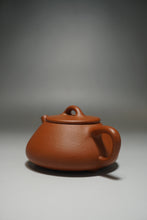 Load image into Gallery viewer, Zhuni Shipiao Yixing Teapot 朱泥平盖石瓢 135ml
