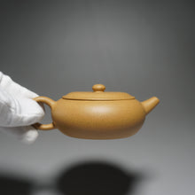 Load image into Gallery viewer, Huangjin Duan Xiangyu Yixing Teapot 黄金段香玉壶  135ml

