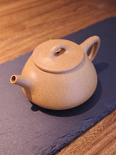 Load image into Gallery viewer, Huangjin Duan Pinggai Shipiao Yixing Teapot 黄金段平盖石瓢 135ml
