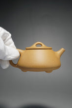 Load image into Gallery viewer, Huangjin Duan Pinggai Shipiao Yixing Teapot 黄金段平盖石瓢 135ml
