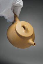 Load image into Gallery viewer, Huangjin Duan Pinggai Shipiao Yixing Teapot 黄金段平盖石瓢 135ml
