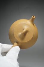 Load image into Gallery viewer, Huangjin Duan Pinggai Shipiao Yixing Teapot 黄金段平盖石瓢 135ml
