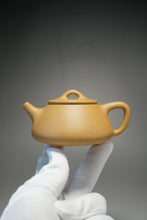 Load image into Gallery viewer, Huangjin Duan Pinggai Shipiao Yixing Teapot 黄金段平盖石瓢 135ml
