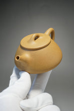 Load image into Gallery viewer, Huangjin Duan Pinggai Shipiao Yixing Teapot 黄金段平盖石瓢 135ml

