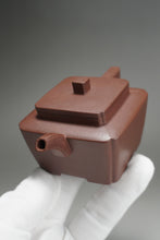 Load image into Gallery viewer, Lao Zini ChuanXiang Square Yixing Teapot 老紫泥鸣远传香 140ml
