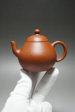 Load image into Gallery viewer, Zhuni Dahongpao New Pear Yixing Teapot 朱泥大红袍梨形 140ml
