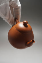Load image into Gallery viewer, Zhuni New Pear Yixing Teapot 朱泥新梨形 140ml
