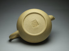 Load image into Gallery viewer, PRE-ORDER: Benshan Lüni Pear Yixing Teapot with Pure Silver Accents 本山绿泥包银梨形壶 140ml
