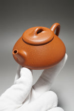 Load image into Gallery viewer, Fully Handmade Jiangponi Shipiao Yixing Teapot by Hu Manshan 全手工胡漫山降坡泥任瓢 140ml
