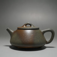 Load image into Gallery viewer, Wood Fired Huangjin Duan Shipiao Yixing Teapot 柴烧黄金段平盖石瓢 140ml
