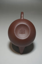 Load image into Gallery viewer, Lao Zini Yinchun Shuiping Yixing Teapot 老紫泥寅春水平 140ml
