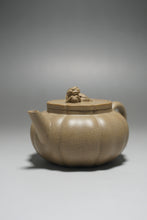 Load image into Gallery viewer, Fully Handmade Jiangpo-Qingni Jingwen Xiushi Yixing Teapot by Feng Tao 全手工冯涛青降坡泥筋纹器绣狮 140ml
