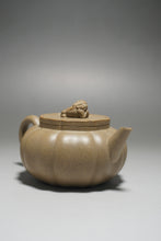 Load image into Gallery viewer, Fully Handmade Jiangpo-Qingni Jingwen Xiushi Yixing Teapot by Feng Tao 全手工冯涛青降坡泥筋纹器绣狮 140ml
