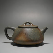 Load image into Gallery viewer, Wood Fired Huangjin Duan Shipiao Yixing Teapot 柴烧黄金段平盖石瓢 140ml
