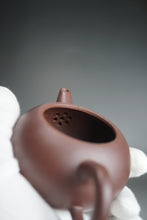 Load image into Gallery viewer, Lao Zini Yinchun Shuiping Yixing Teapot 老紫泥寅春水平 140ml
