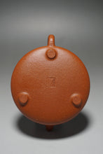 Load image into Gallery viewer, Fully Handmade Jiangponi Shipiao Yixing Teapot by Hu Manshan 全手工胡漫山降坡泥任瓢 140ml
