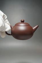 Load image into Gallery viewer, Lao Zini Yinchun Shuiping Yixing Teapot 老紫泥寅春水平 140ml
