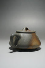 Load image into Gallery viewer, Wood Fired Huangjin Duan Shipiao Yixing Teapot 柴烧黄金段平盖石瓢 140ml
