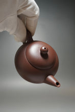 Load image into Gallery viewer, Lao Zini Yinchun Shuiping Yixing Teapot 老紫泥寅春水平 140ml
