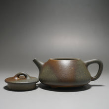 Load image into Gallery viewer, Wood Fired Huangjin Duan Shipiao Yixing Teapot 柴烧黄金段平盖石瓢 140ml
