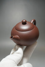 Load image into Gallery viewer, Lao Zini Yinchun Shuiping Yixing Teapot 老紫泥寅春水平 140ml
