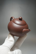 Load image into Gallery viewer, Lao Zini Yinchun Shuiping Yixing Teapot 老紫泥寅春水平 140ml
