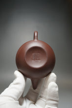 Load image into Gallery viewer, Lao Zini Yinchun Shuiping Yixing Teapot 老紫泥寅春水平 140ml
