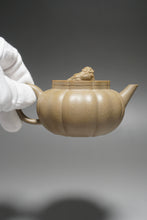 Load image into Gallery viewer, Fully Handmade Jiangpo-Qingni Jingwen Xiushi Yixing Teapot by Feng Tao 全手工冯涛青降坡泥筋纹器绣狮 140ml
