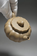 Load image into Gallery viewer, Fully Handmade Jiangpo-Qingni Jingwen Xiushi Yixing Teapot by Feng Tao 全手工冯涛青降坡泥筋纹器绣狮 140ml
