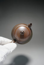 Load image into Gallery viewer, Wood Fired Zhihu Dicaoqing Yixing Teapot 底槽清柴烧执壶 140ml
