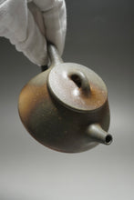 Load image into Gallery viewer, Wood Fired Huangjin Duan Shipiao Yixing Teapot 柴烧黄金段平盖石瓢 140ml
