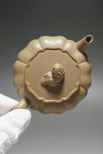 Load image into Gallery viewer, Fully Handmade Jiangpo-Qingni Jingwen Xiushi Yixing Teapot by Feng Tao 全手工冯涛青降坡泥筋纹器绣狮 140ml
