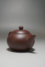 Load image into Gallery viewer, Lao Zini Yinchun Shuiping Yixing Teapot 老紫泥寅春水平 140ml

