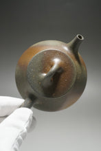 Load image into Gallery viewer, Wood Fired Huangjin Duan Shipiao Yixing Teapot 柴烧黄金段平盖石瓢 140ml
