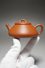 Load image into Gallery viewer, Fully Handmade Jiangponi Shipiao Yixing Teapot by Hu Manshan 全手工胡漫山降坡泥任瓢 140ml

