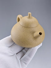 Load image into Gallery viewer, Benshan Lüni Melon Yixing Teapot 本山绿泥匏瓜 145ml
