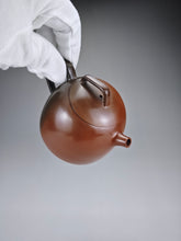 Load image into Gallery viewer, 145ml Nixing &#39;Little Kettle&#39; Teapot with Yaobian by Li Wenxin 李文新阴阳秦权
