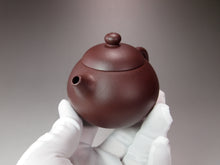 Load image into Gallery viewer, Lao Zini HuangYingchun Xishi Yixing Teapot 老紫泥黄寅春款西施 125ml
