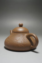 Load image into Gallery viewer, Lao Duanni Hulupiao yixing Teapot with Carvings 老段泥匏瓜带刻绘 150ml
