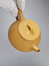 Load image into Gallery viewer, Huangjin Duan Pinggai Shipiao Yixing Teapot 黄金段平盖石瓢 135ml
