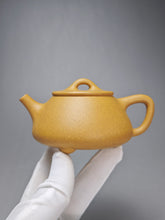 Load image into Gallery viewer, Huangjin Duan Pinggai Shipiao Yixing Teapot 黄金段平盖石瓢 135ml
