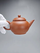 Load image into Gallery viewer, Zhuni Shuiping Yixing Teapot 朱泥水平 150ml
