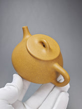 Load image into Gallery viewer, Huangjin Duan Pinggai Shipiao Yixing Teapot 黄金段平盖石瓢 135ml
