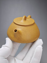 Load image into Gallery viewer, Huangjin Duan Pinggai Shipiao Yixing Teapot 黄金段平盖石瓢 135ml
