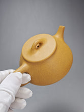 Load image into Gallery viewer, Huangjin Duan Pinggai Shipiao Yixing Teapot 黄金段平盖石瓢 135ml
