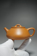 Load image into Gallery viewer, Fully Handmade Huangjinduan Ziye Shipiao Teapot by Feng Tao 全手工黄金段子冶石瓢冯涛制 150ml
